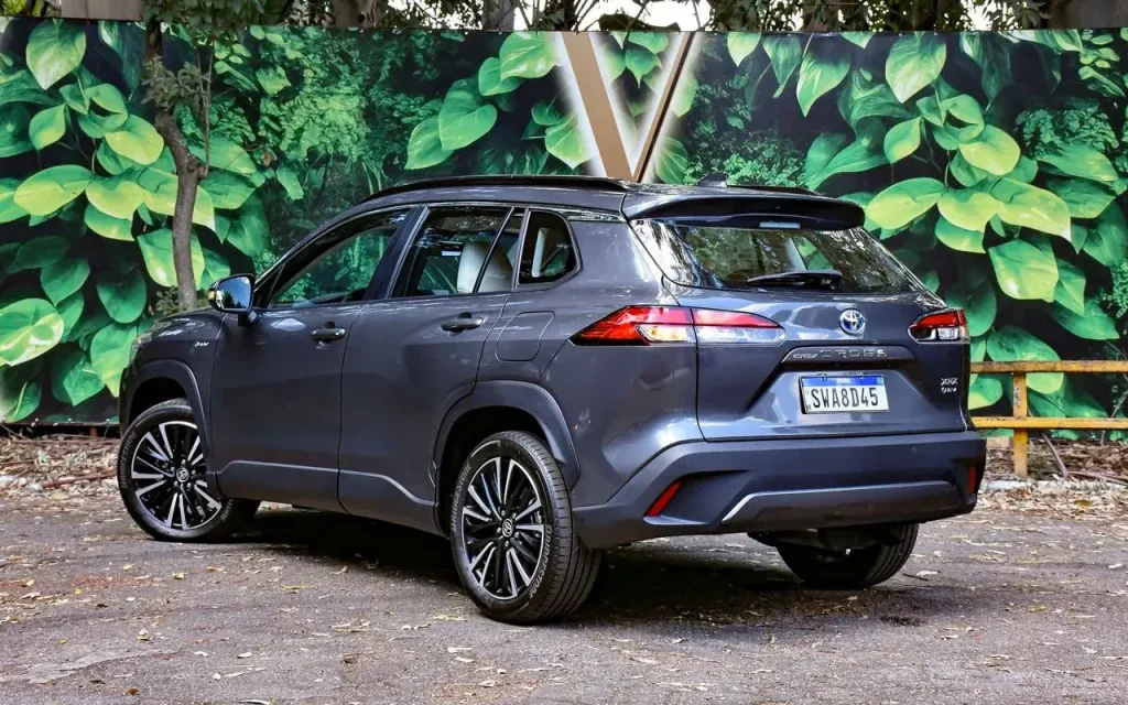 Toyota Corolla Cross registrou queda forte de vendas por conta da produção estar paralisada