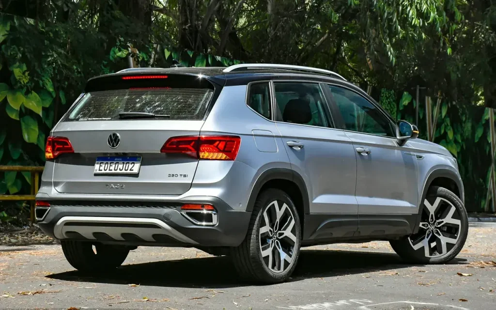 Volkswagen Taos 2025 prata com teto preto posicionado de 3/4 de traseira