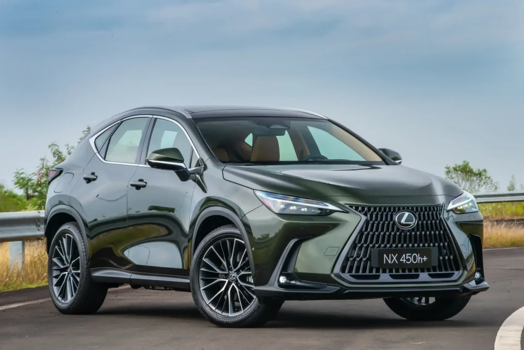 O Lexus NX 450h+ oferece flexibilidade, desempenho bom e consumo de gasolina bastante razoável
