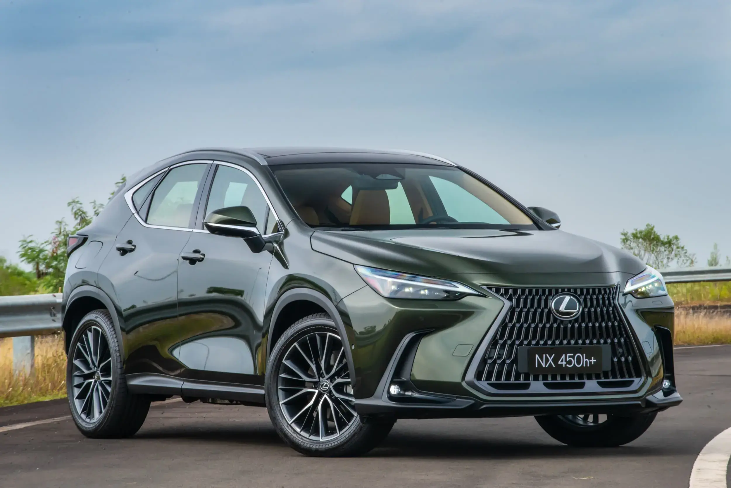 O Lexus NX 450h+ oferece flexibilidade, desempenho bom e consumo de gasolina bastante razoável