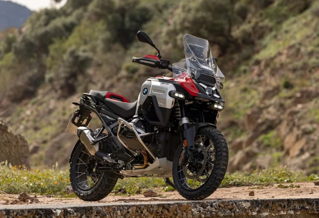 A BMW R 1300 GSA é uma big trail cheia de tecnologia e com desempenho impressionante