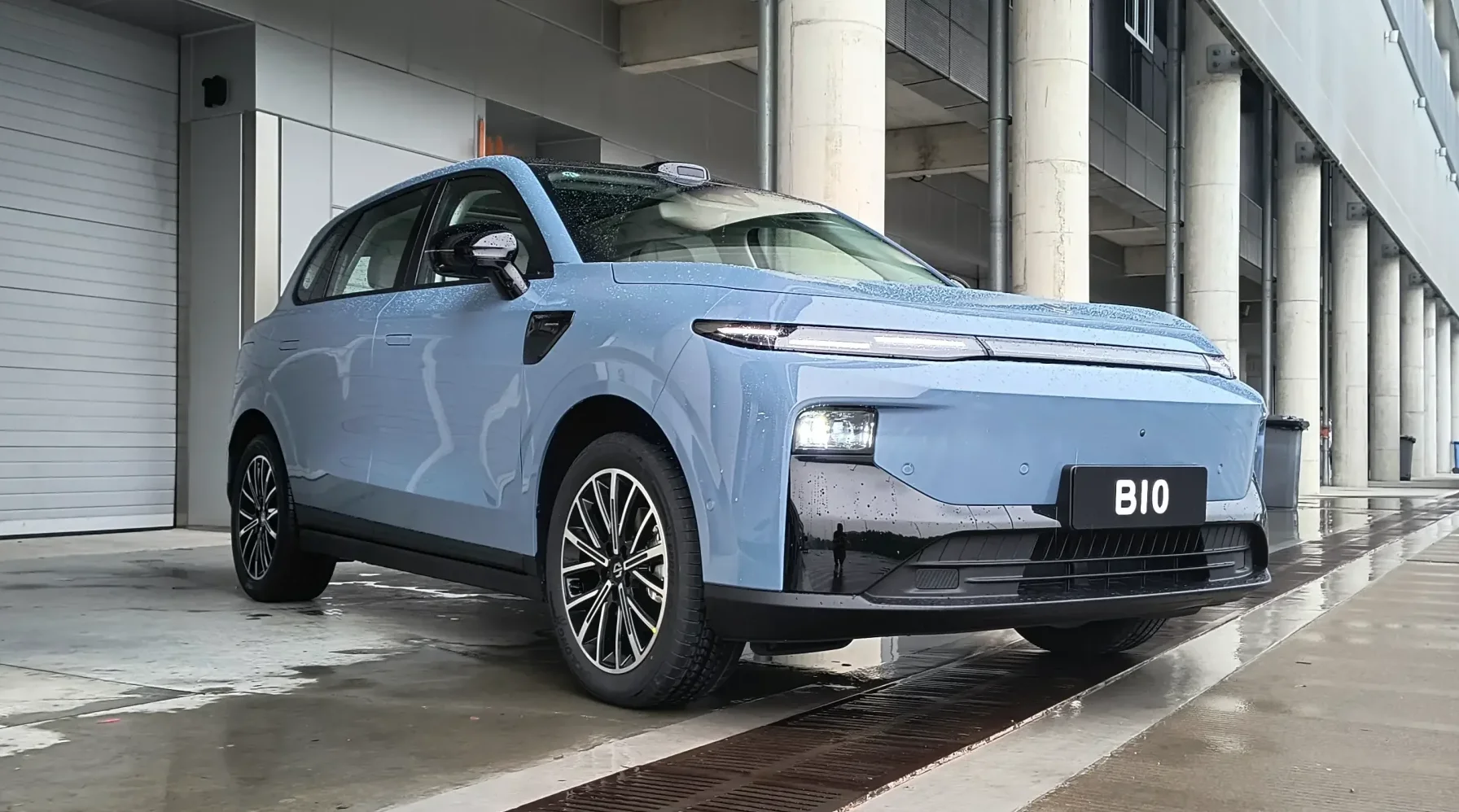 O Leapmotor B10 é um SUV elétrico mais tradicional. O motor entrega 218 cv de potência e 24,5 kgfm de torque