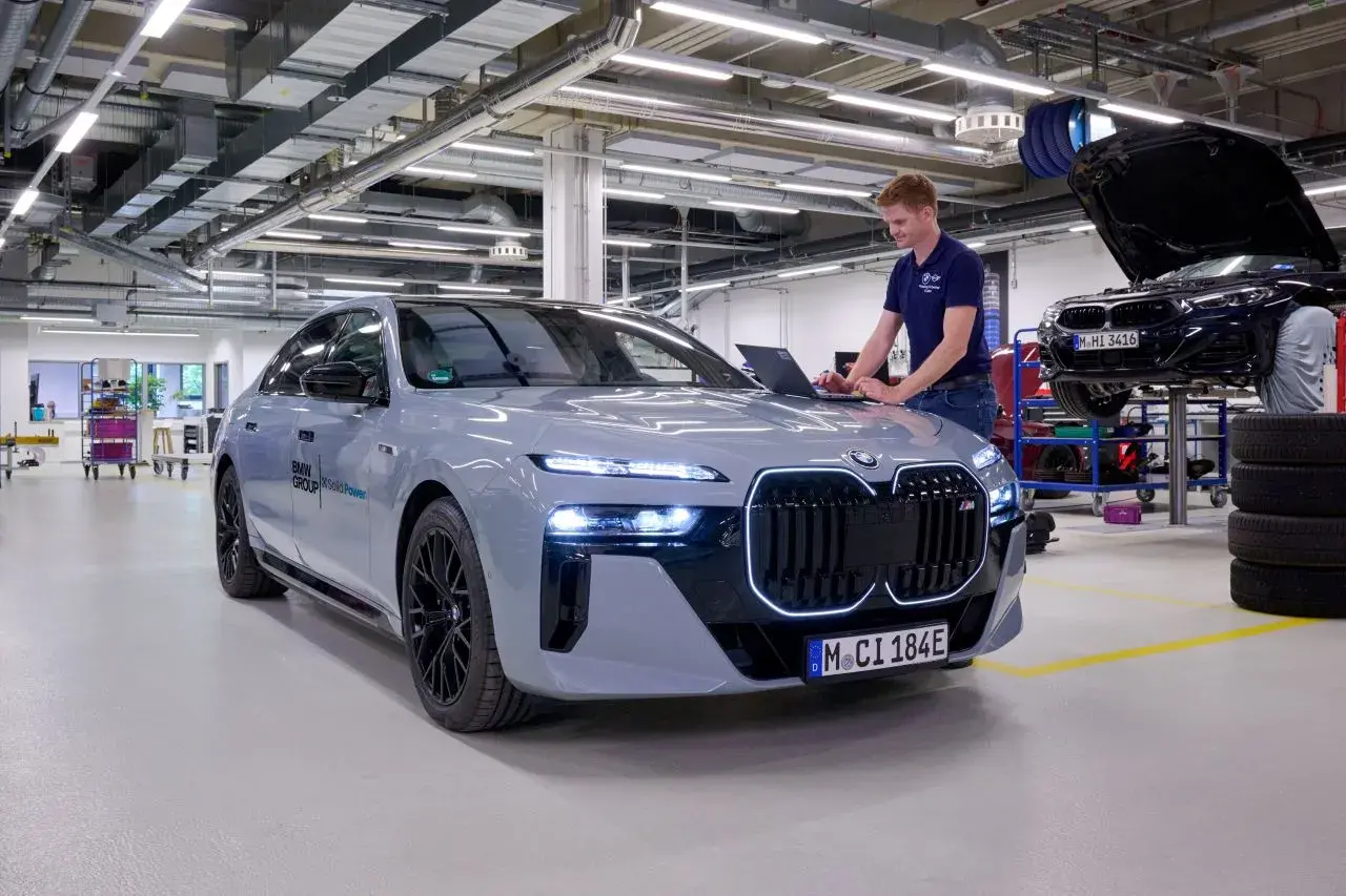P90598617 Highres Bmw I7 With All Soli