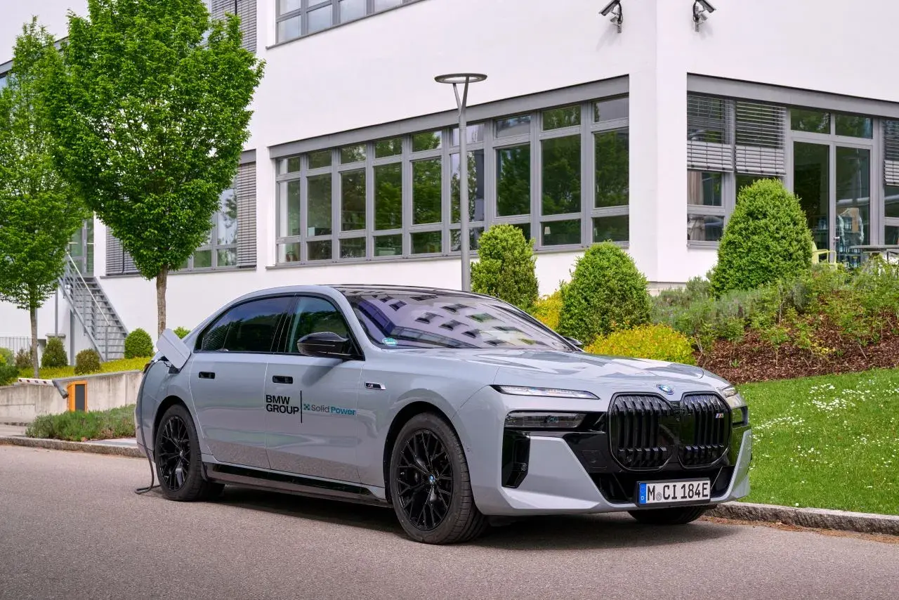 P90598622 Highres Bmw I7 With All Soli (1)