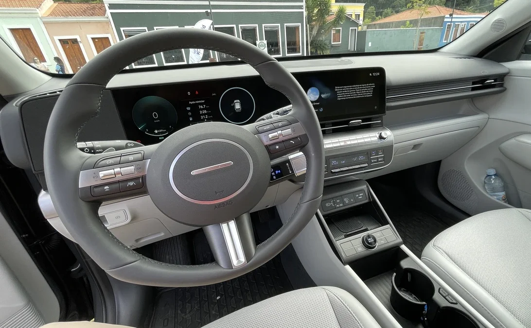 O interior do Kona impressiona pelo quadro de instrumentos e pela tela multimídia integrados, ambos de 12,3 polegadas.