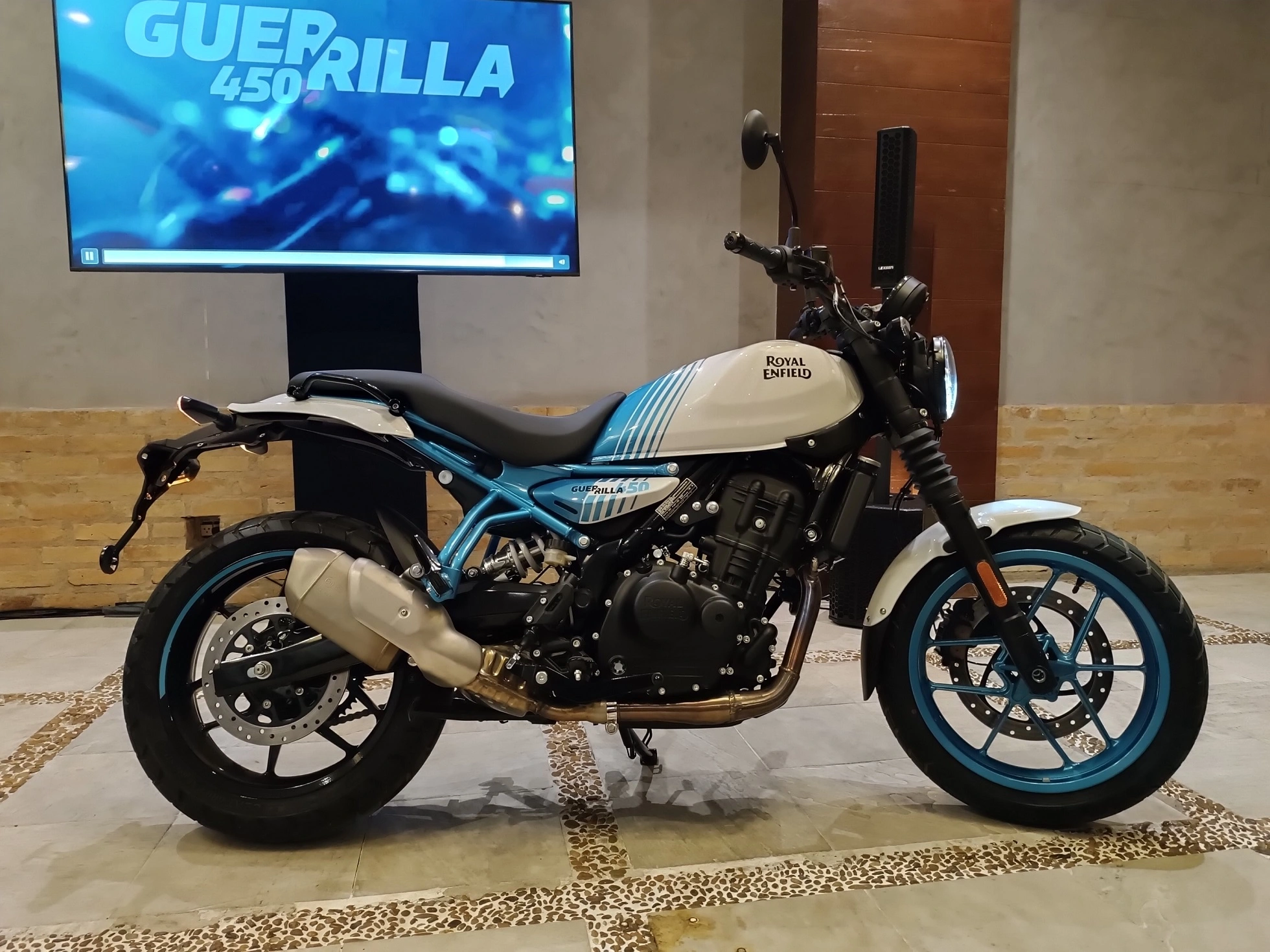 A Guerrilla 450 usa a mesma base da trail Himalayan 450, mas é uma naked leve e ágil