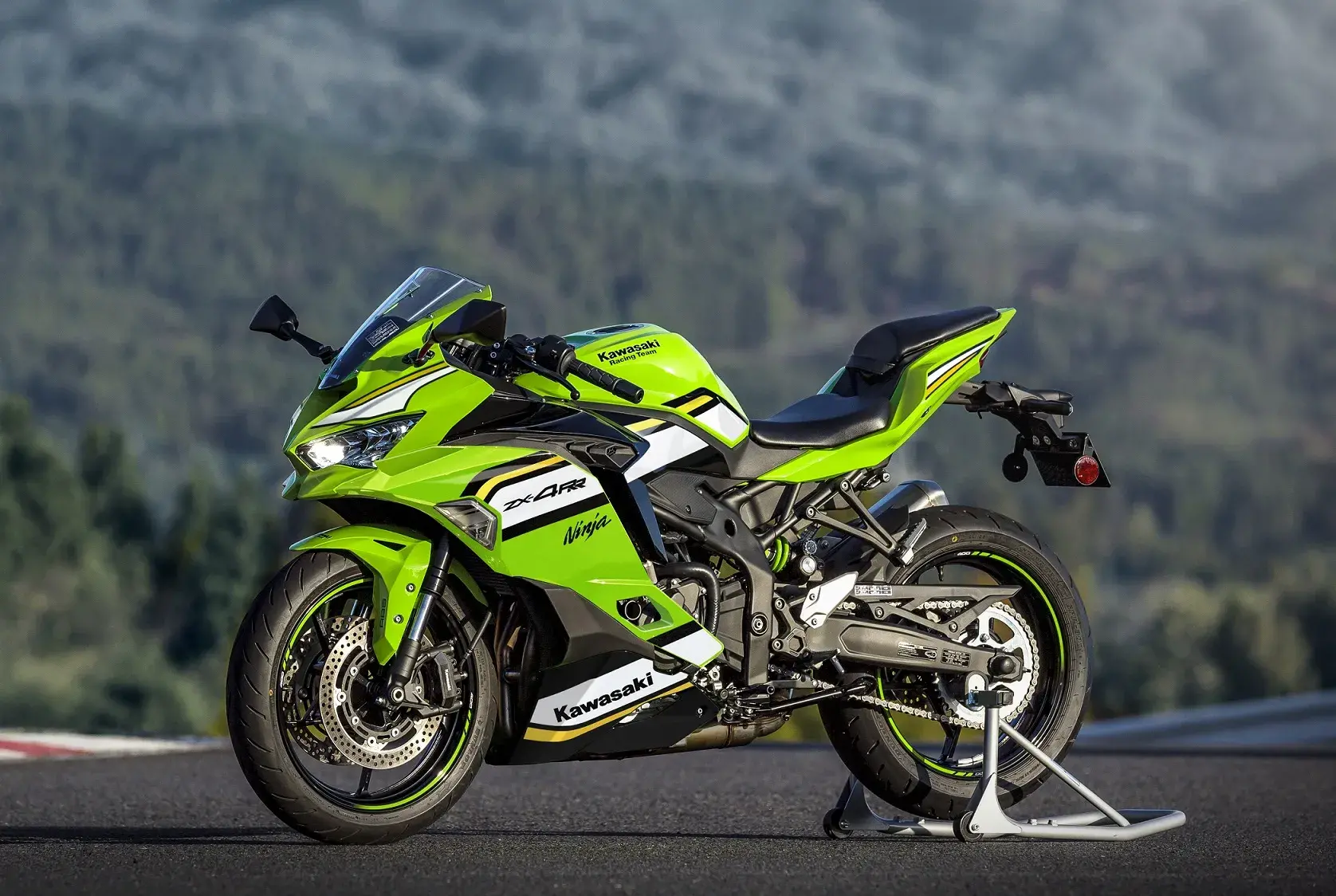 A linha Kawasaki Ninja tem vários modelos e a ZX-4R é uma das que mais seduzem que gosta das esportivas verdinhas
