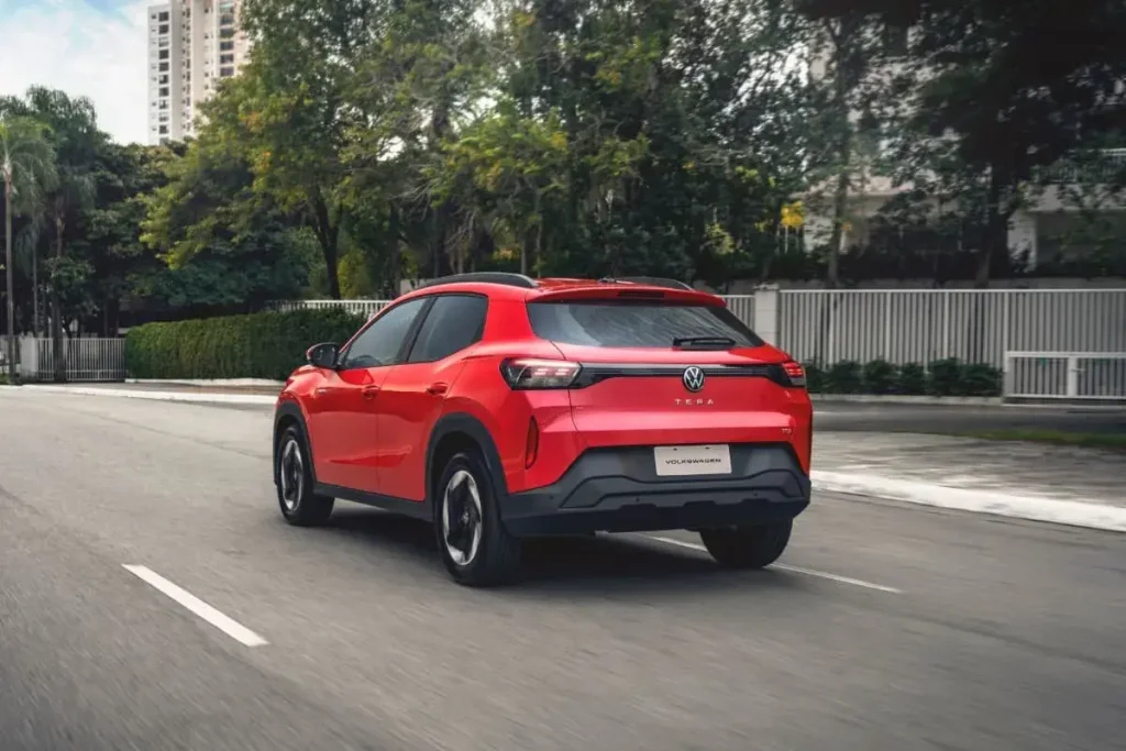 Volkswagen Tera na cor vermelha em movimento em uma posição de 3/4 de traseira