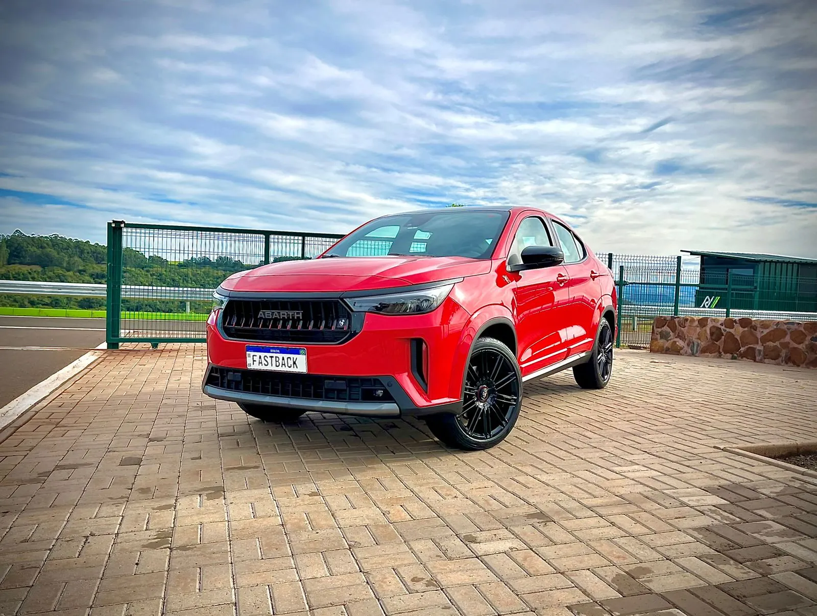 Fiat Fastback Abarth 2026 melhor custo benefício suv