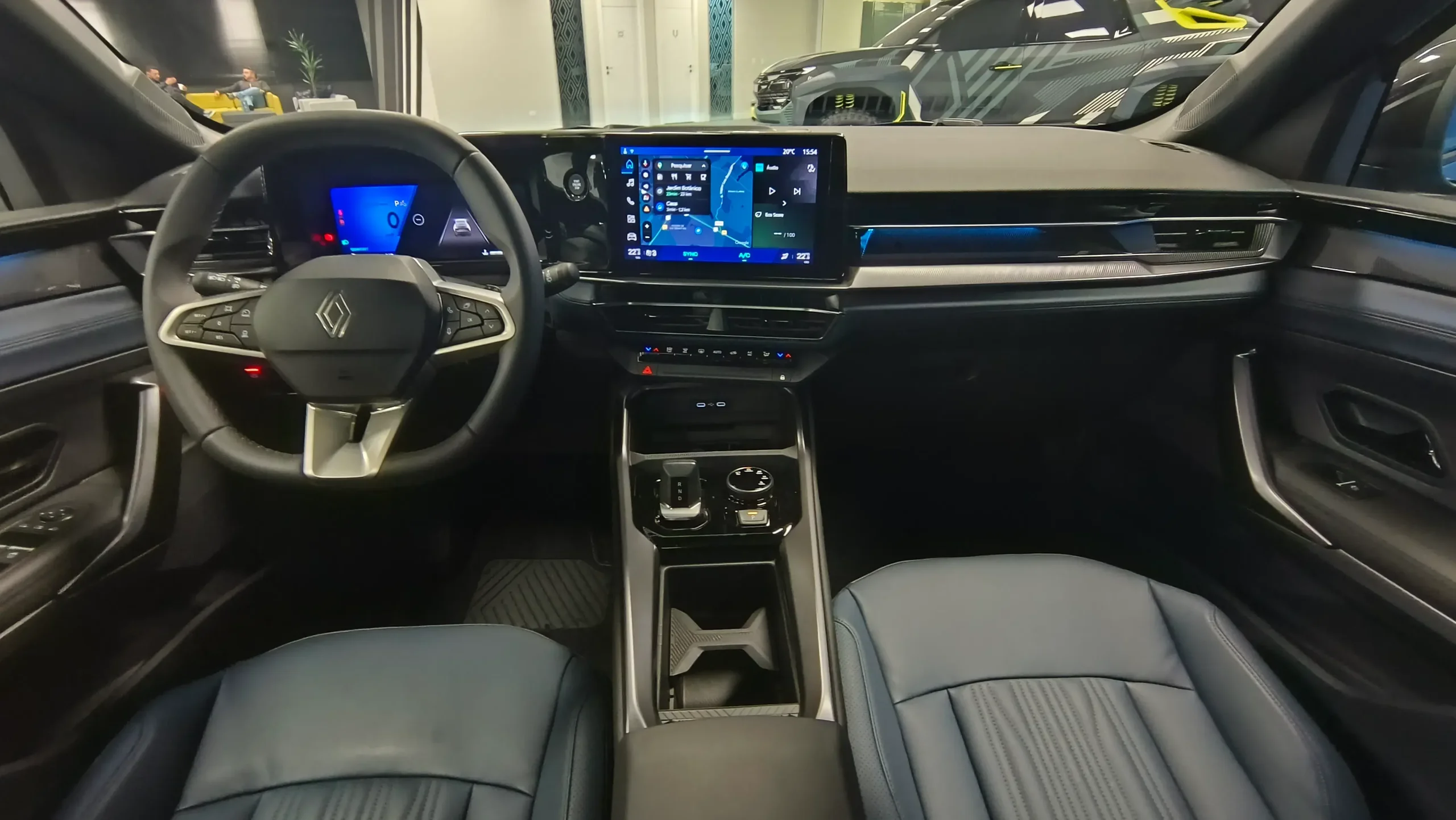 O interior é refinado, com destaque para o revestimento dos bancos, o console central elevado e o quadro de instrumentos e a tela multimídia com 10 polegadas