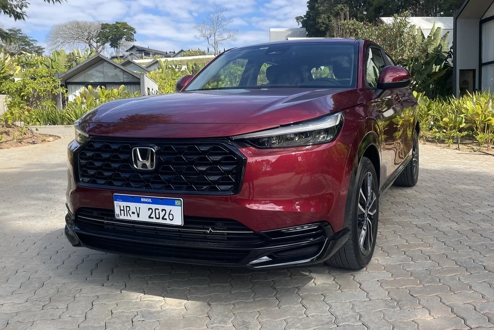 Honda HR-V Touring 2026: chamam atenção as setas sequenciais acima dos faróis e as novas rodas de 18 polegadas