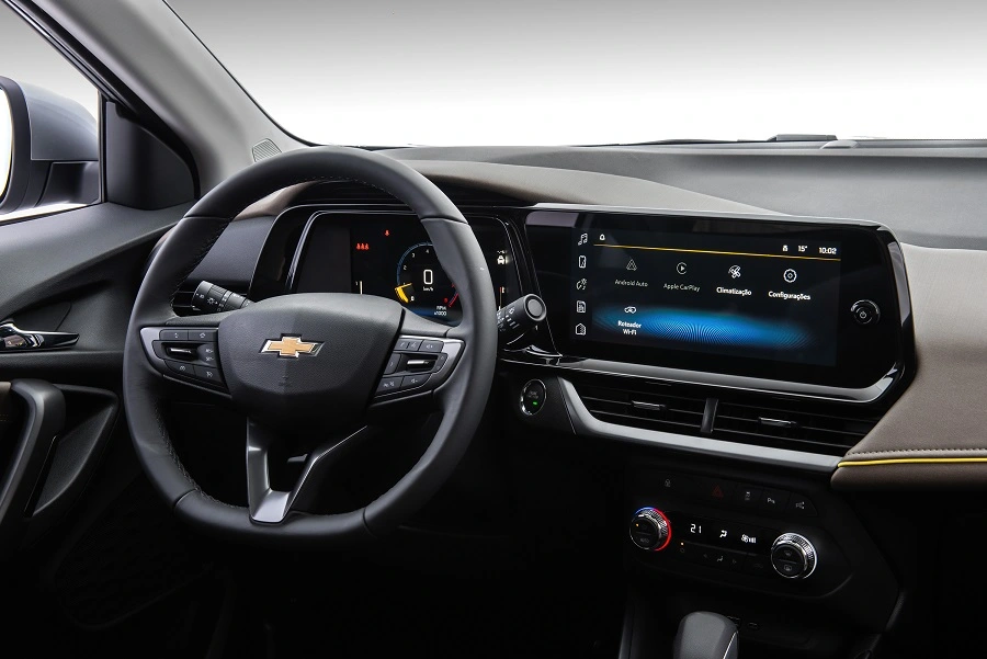 Interior do Chevrolet Tracker 2006 com nova central multimídia e painel de instrumentos.