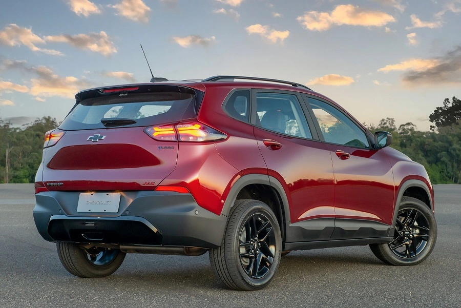Chevrolet Tracker RS vermelho com rodas pretas em posição 3/4 de traseira