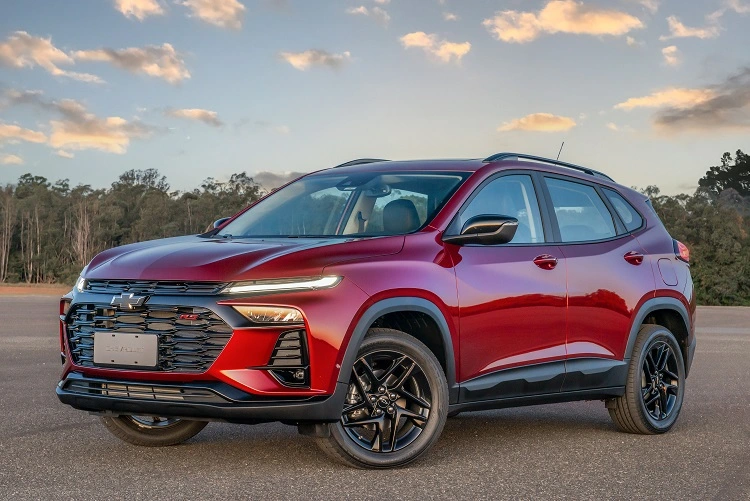 Chevrolet Tracker RS vermelho com rodas pretas em posição 3/4 de frente