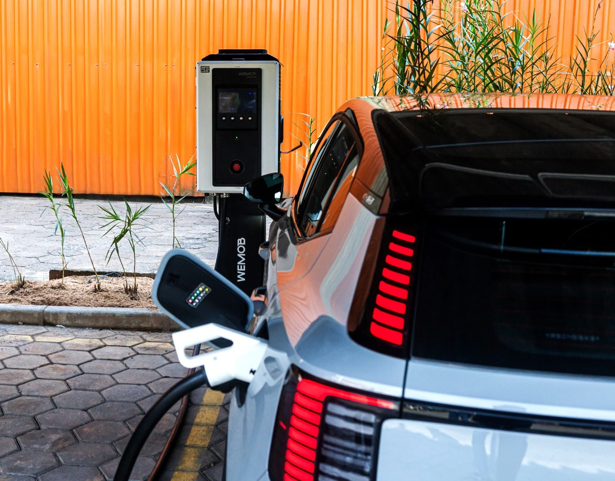 Carro elétrico abastecido com energia solar