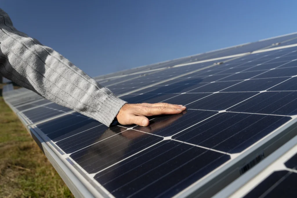 Carro elétrico abastecido com energia solar