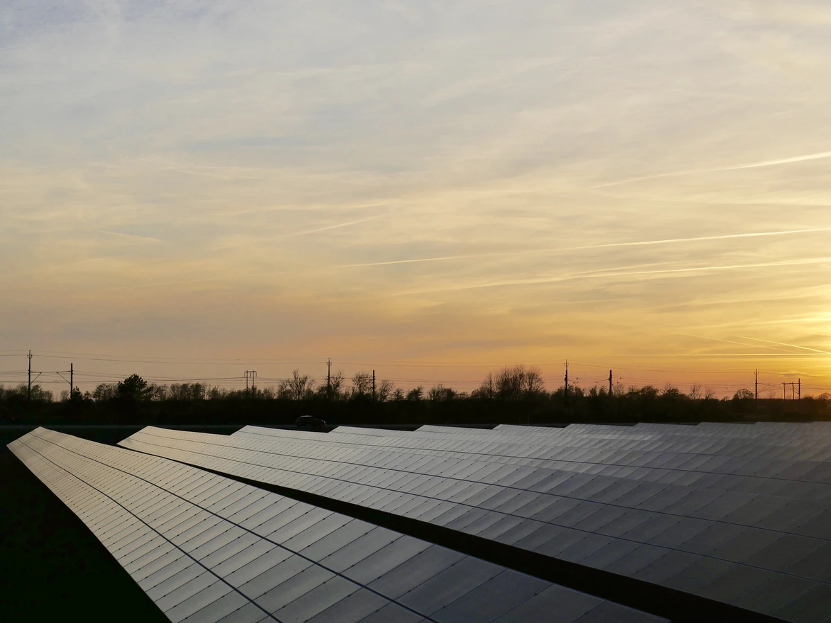 Carro elétrico abastecido com energia solar