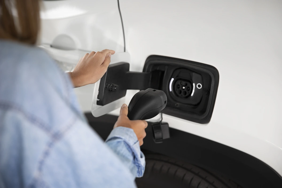 Nova lei autoriza proprietários de carros elétricos instalarem ponto de recarga individual em garagens de condomínios