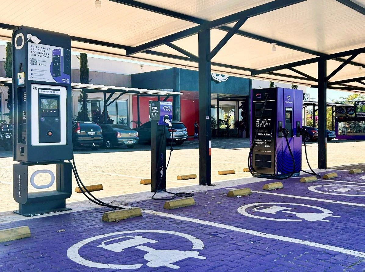 Aumento dos pontos de recarga ajudou a popularizar o carro eletrificado no Brasil
