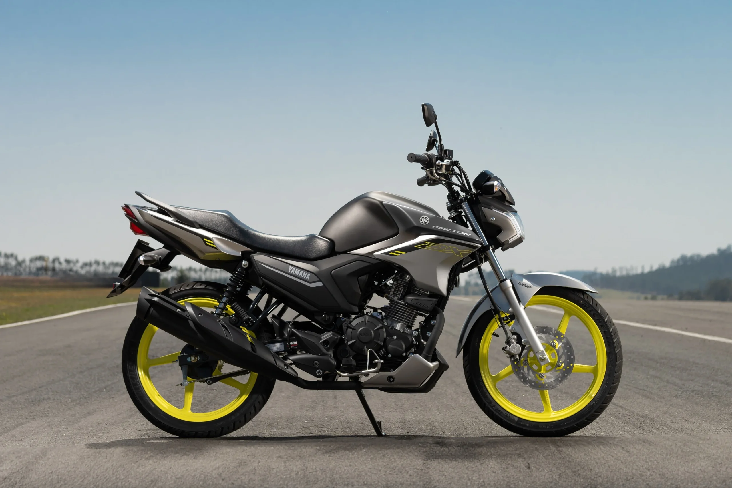 A Yamaha Factor 150 é vendida em duas versões, standard e DX - esta, com rodas pintadas como na imagem acima
