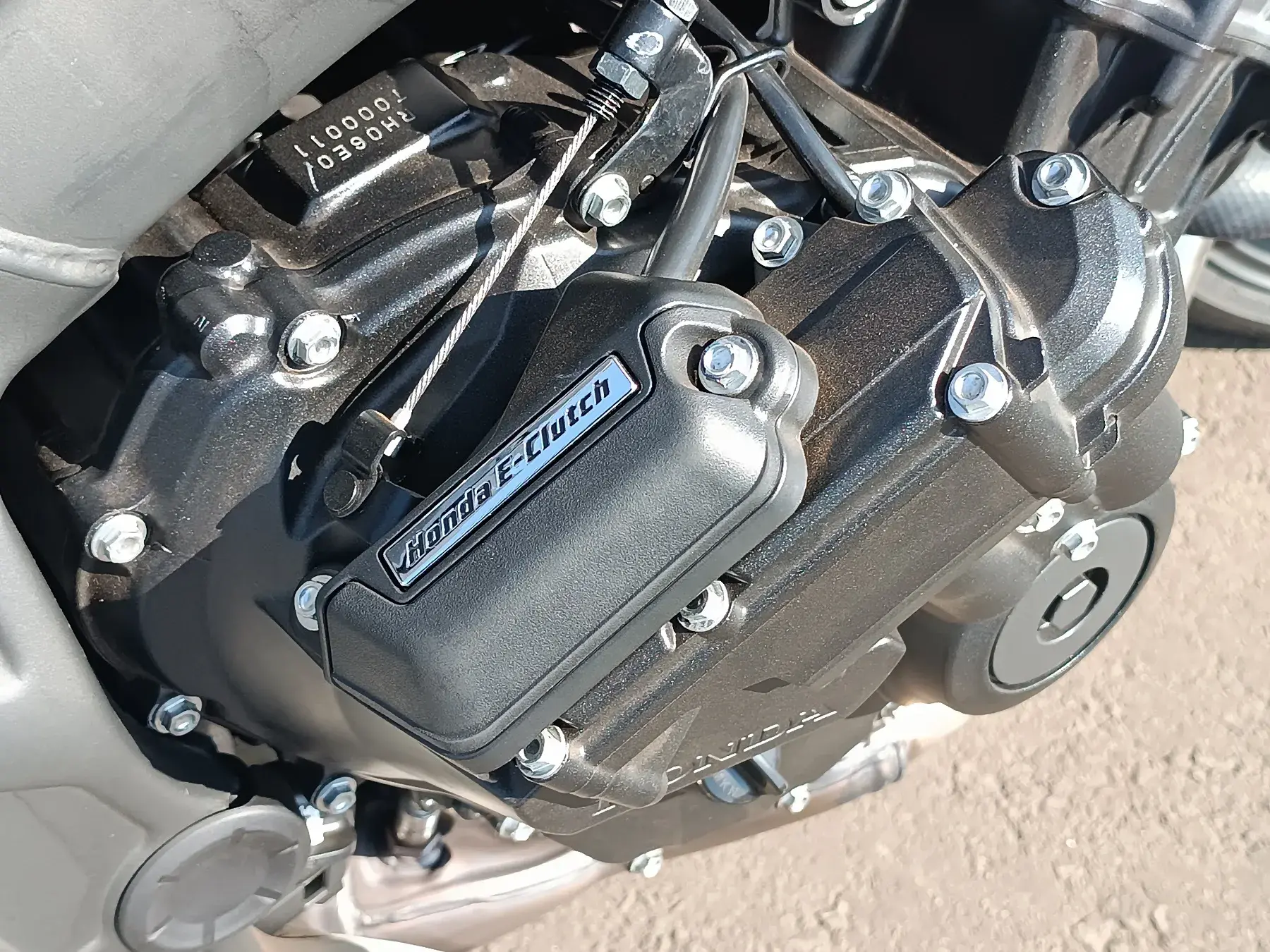 O sistema E-Clutch fica do lado direito do motor, em um compartimento mais discreto do que parece na foto
