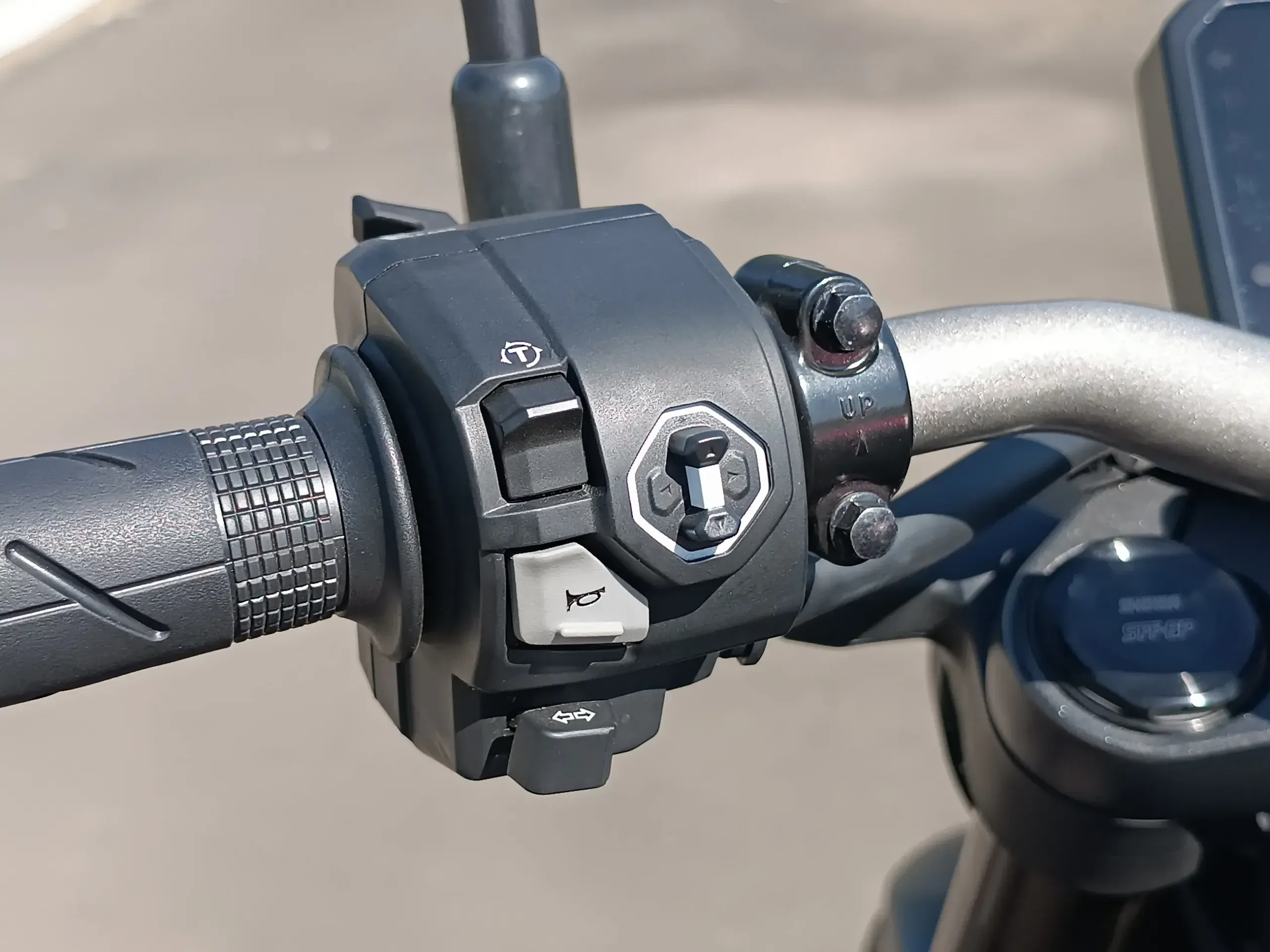 Os ajustes no painel são feitos por este prático "mini-joystick" - mas ainda não há conectividade