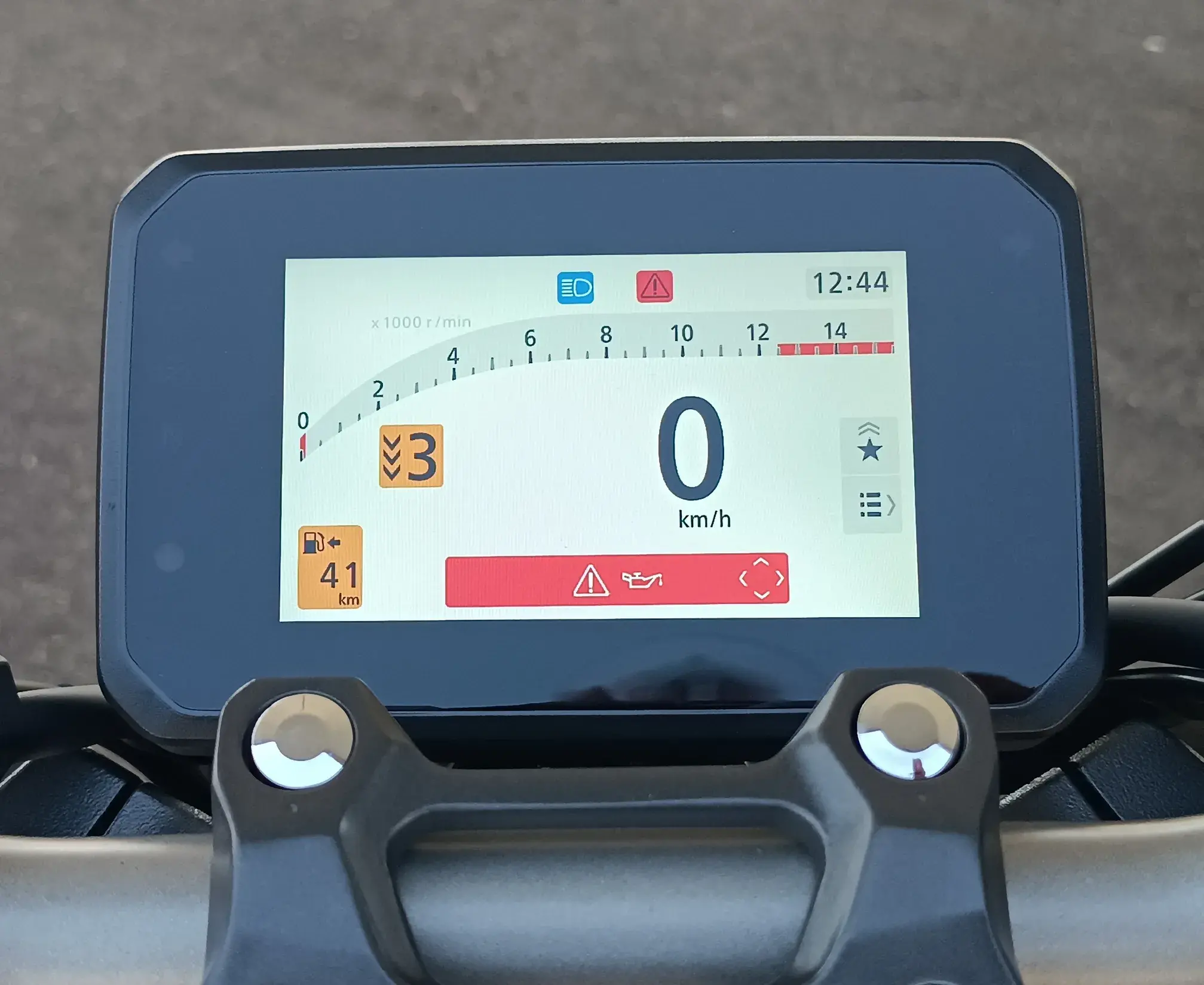 Se a moto estiver na marcha "errada", a moto não apaga - mas o painel alerta