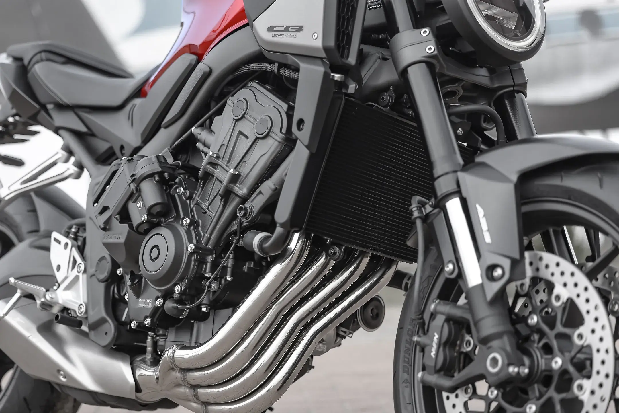O motor da CB 650R é um quatro-em-linha que rende 88,4 cv de potência e 6,1 kgfm de torque