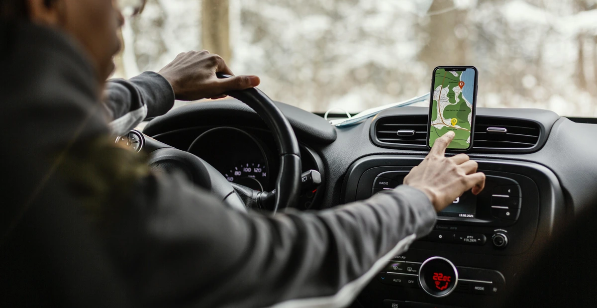 Multa por manusear o celular ao volante é considerada infração gravíssima