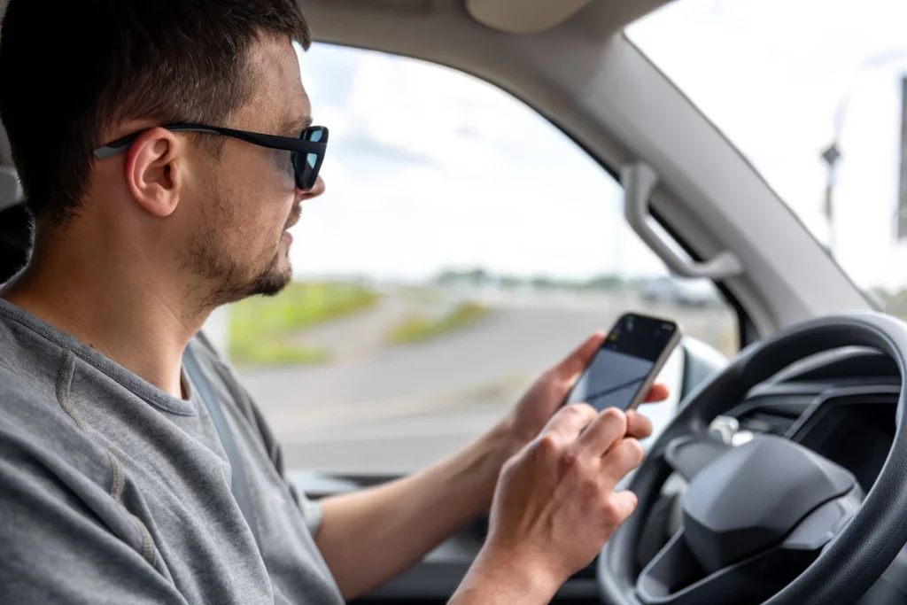 Dica da Semana Nacional do Trânsito: não use o celular enquanto dirige