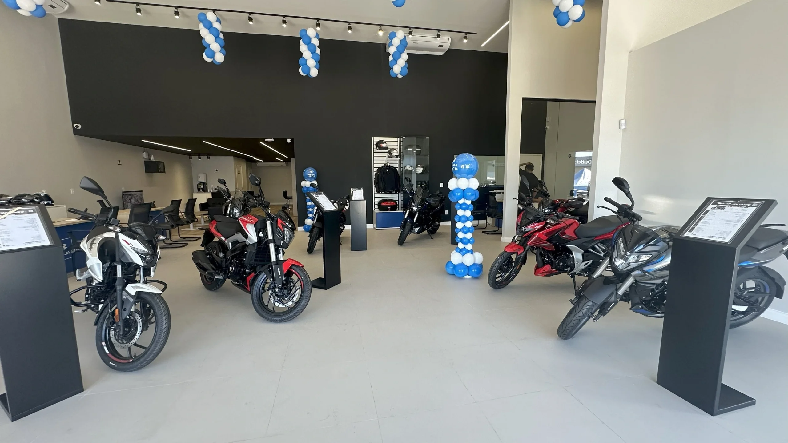 A rede de concessionárias da Bajaj cresce progressivamente