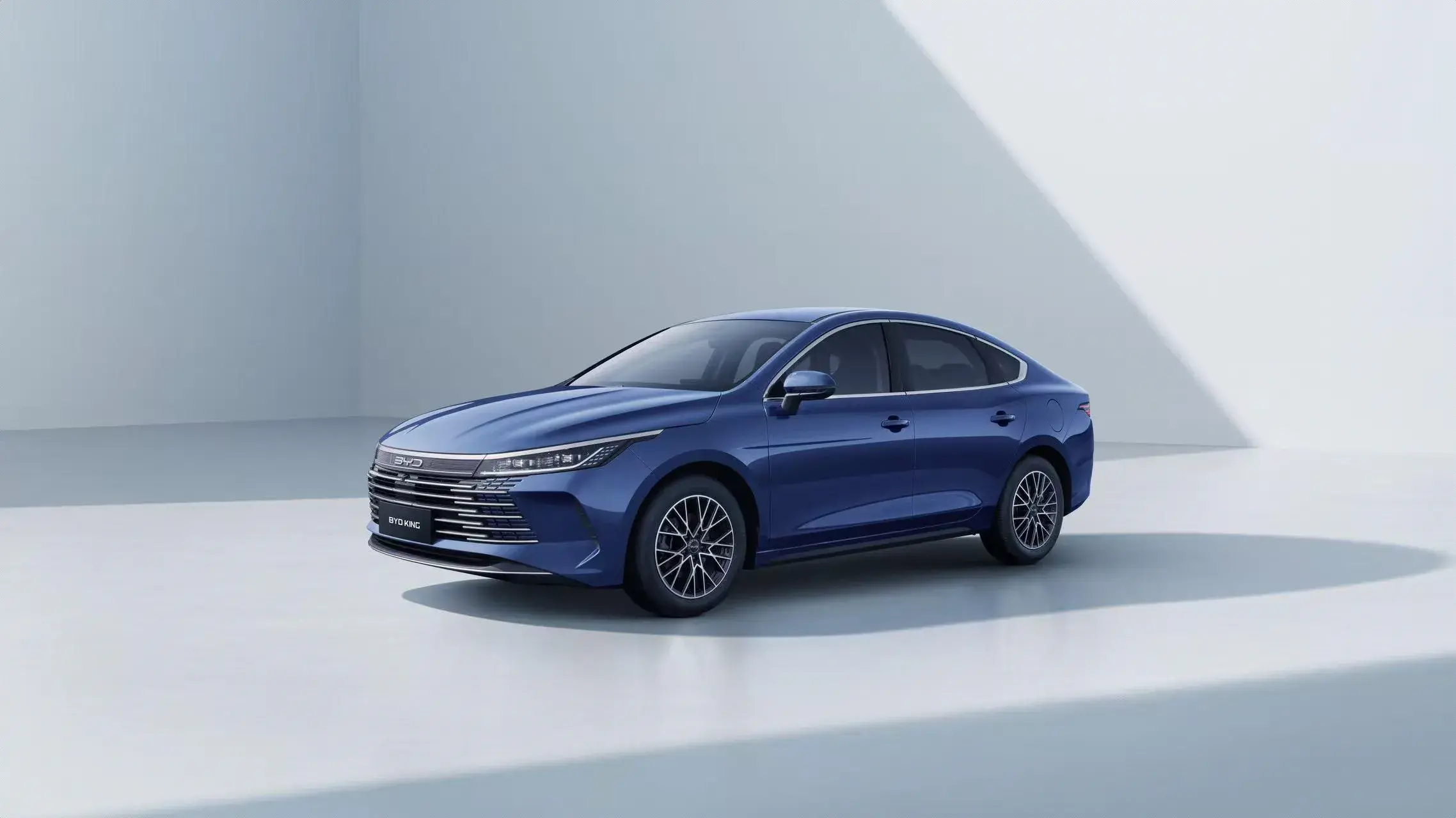 BYD King 2026 é mais barato que Toyota Corolla e tem boa autonomia