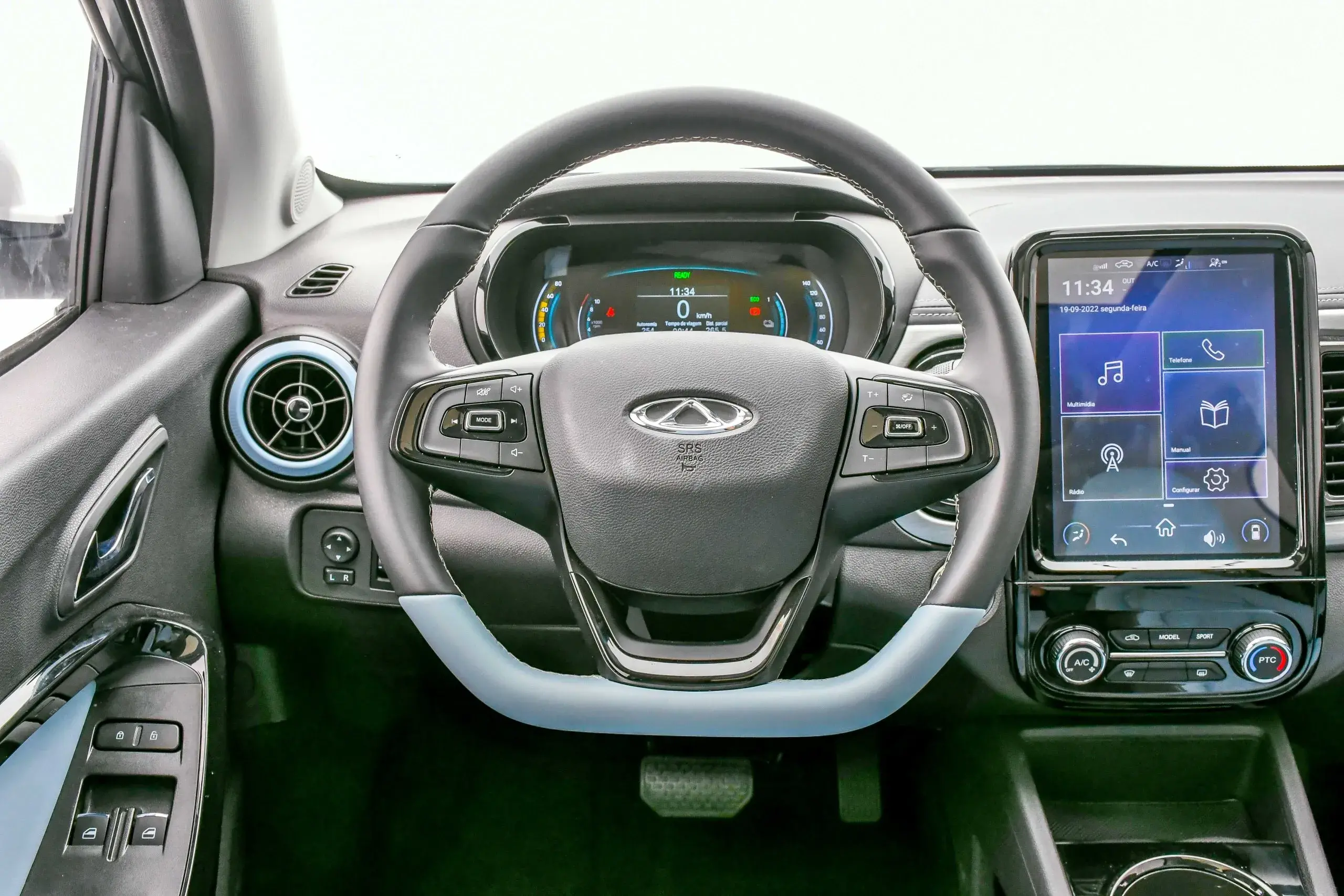 Carro elétrico Caoa Chery iCar tem bom nível de equipamentos de série