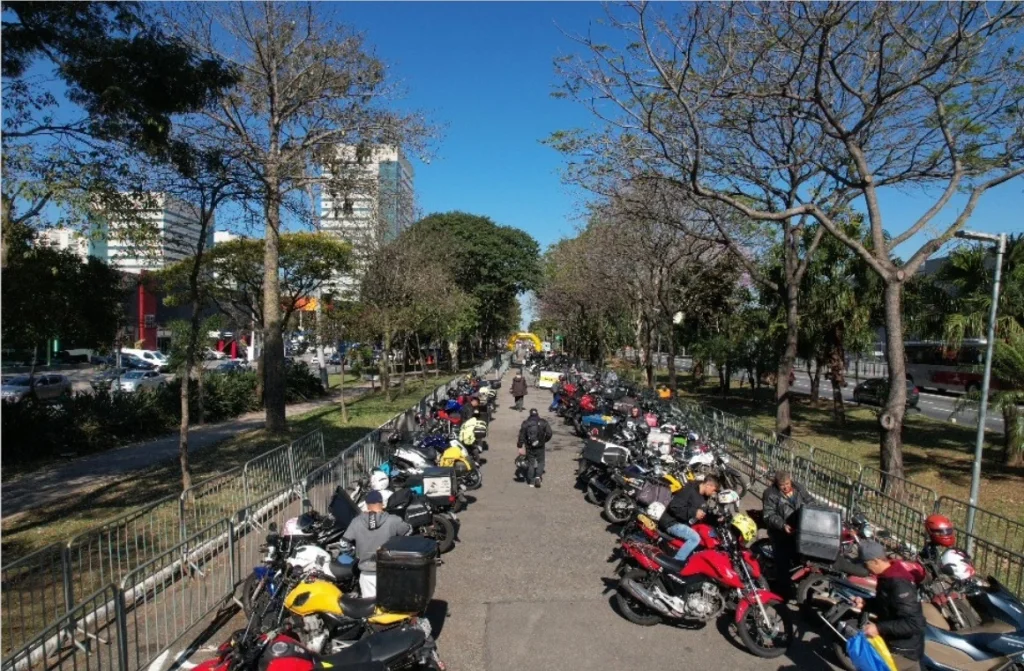 Abraciclo faz campanha educativa para motociclistas