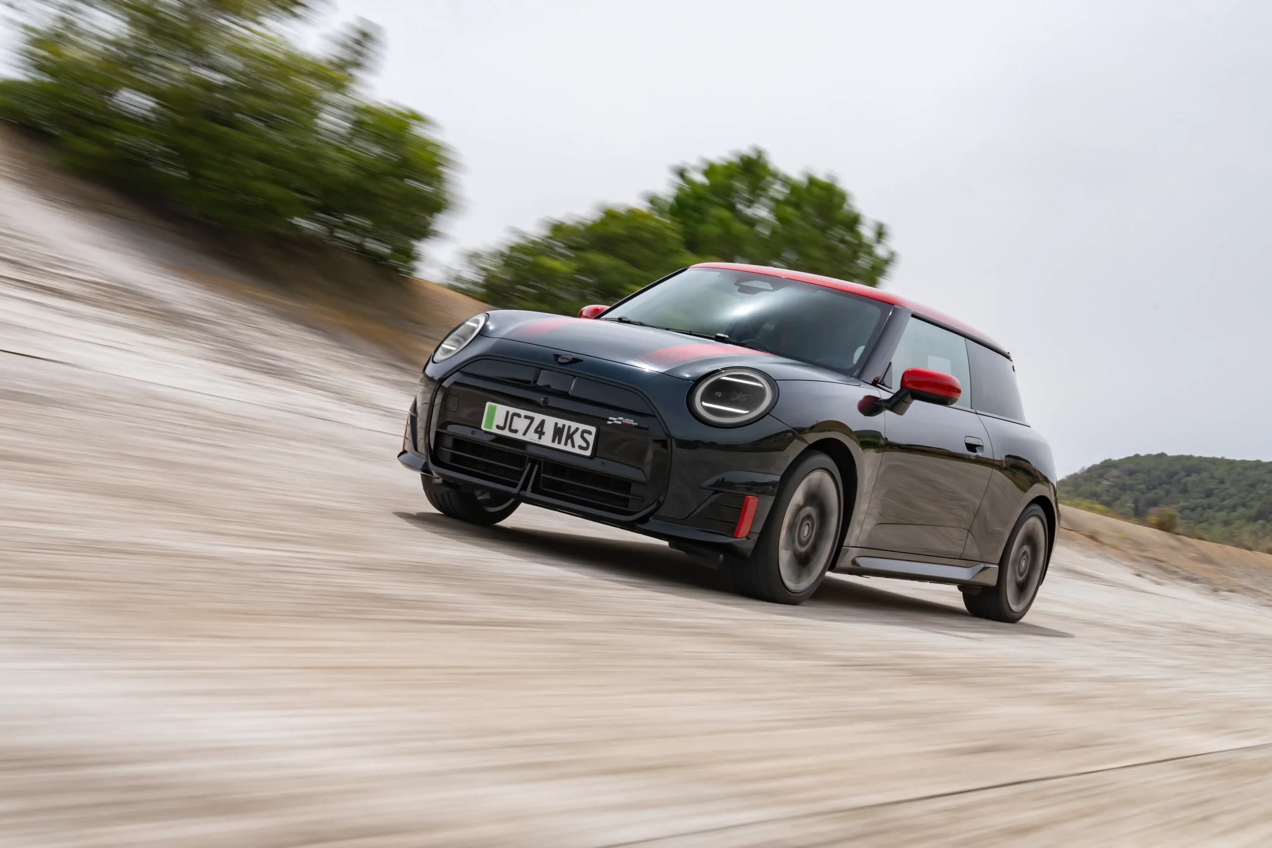 Dirigimos o Mini John Cooper Works E, que é elétrico