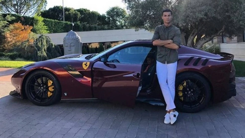 CR7 tem coleção de carros da Ferrari, incluindo um F12Tdf