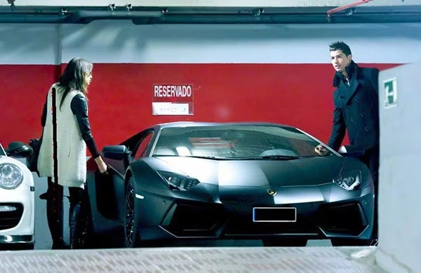 CR7 e um de seus carros da Lamborghini