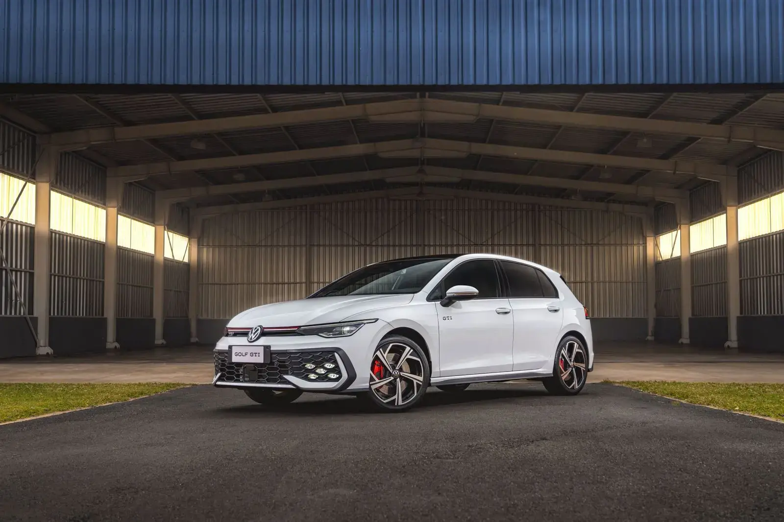 O novo Volkswagen Golf GTI 2026 começa a ser vendido no Brasil este mês, mas as entregas serão feitas em outubro