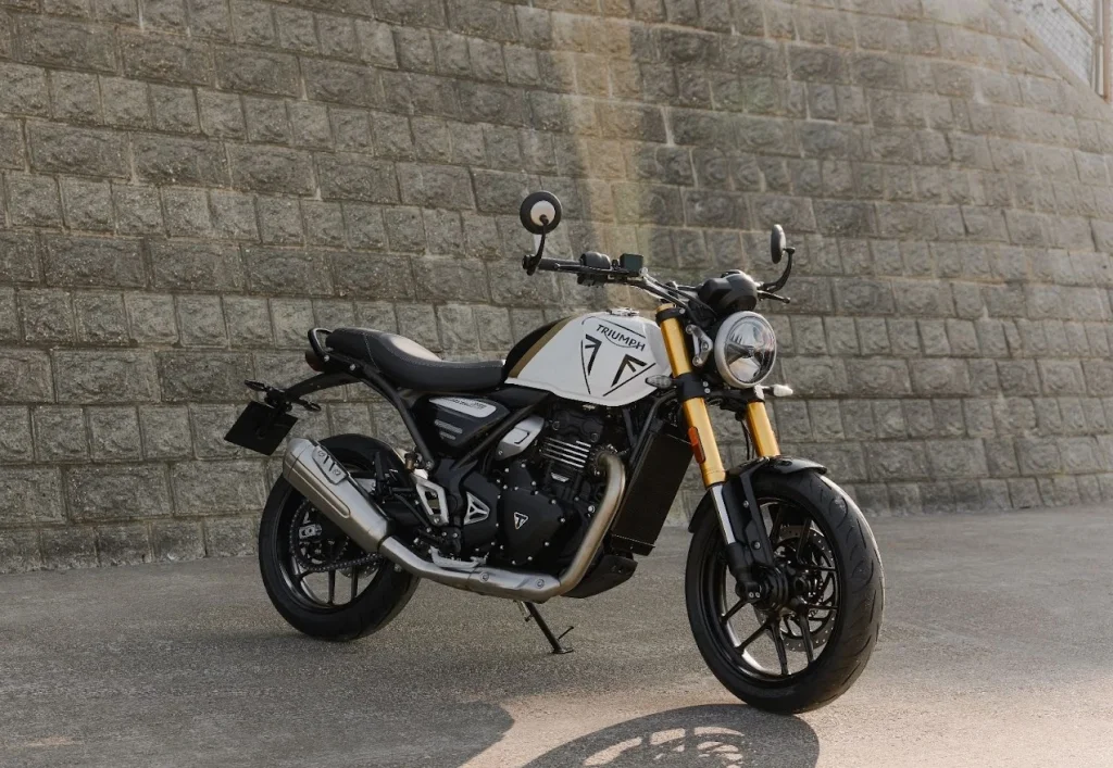 Triumph Speed 400 ganhou, recentemente, nova opção de cor Pearl Metallic White