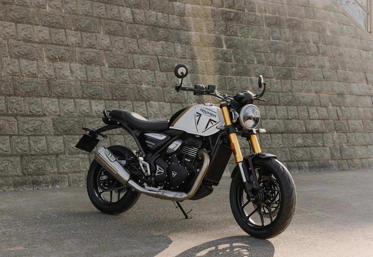 Triumph Speed 400 ganhou, recentemente, nova opção de cor Pearl Metallic White