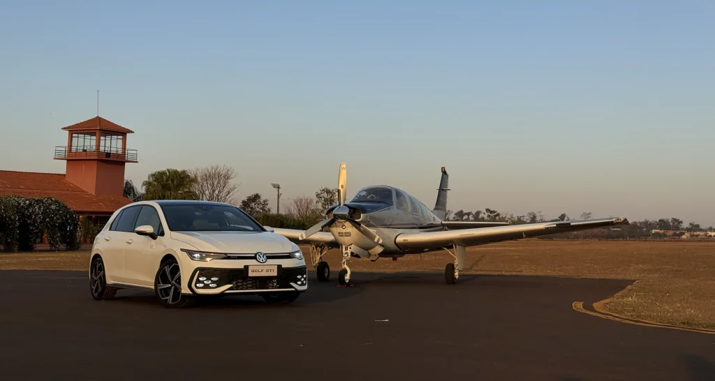 Golf GTI fez uma "drag race" legalizada em um aeroporto contra um avião. E ganhou