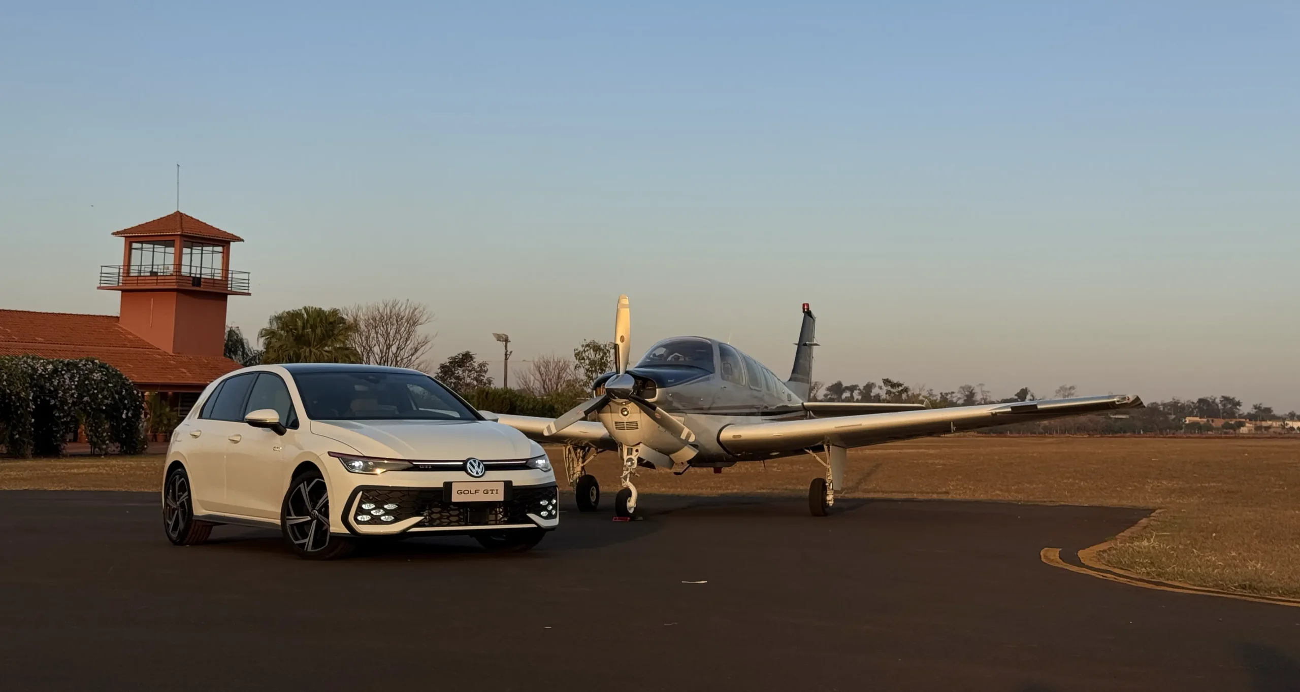 Golf GTI fez uma "drag race" legalizada em um aeroporto contra um avião. E ganhou