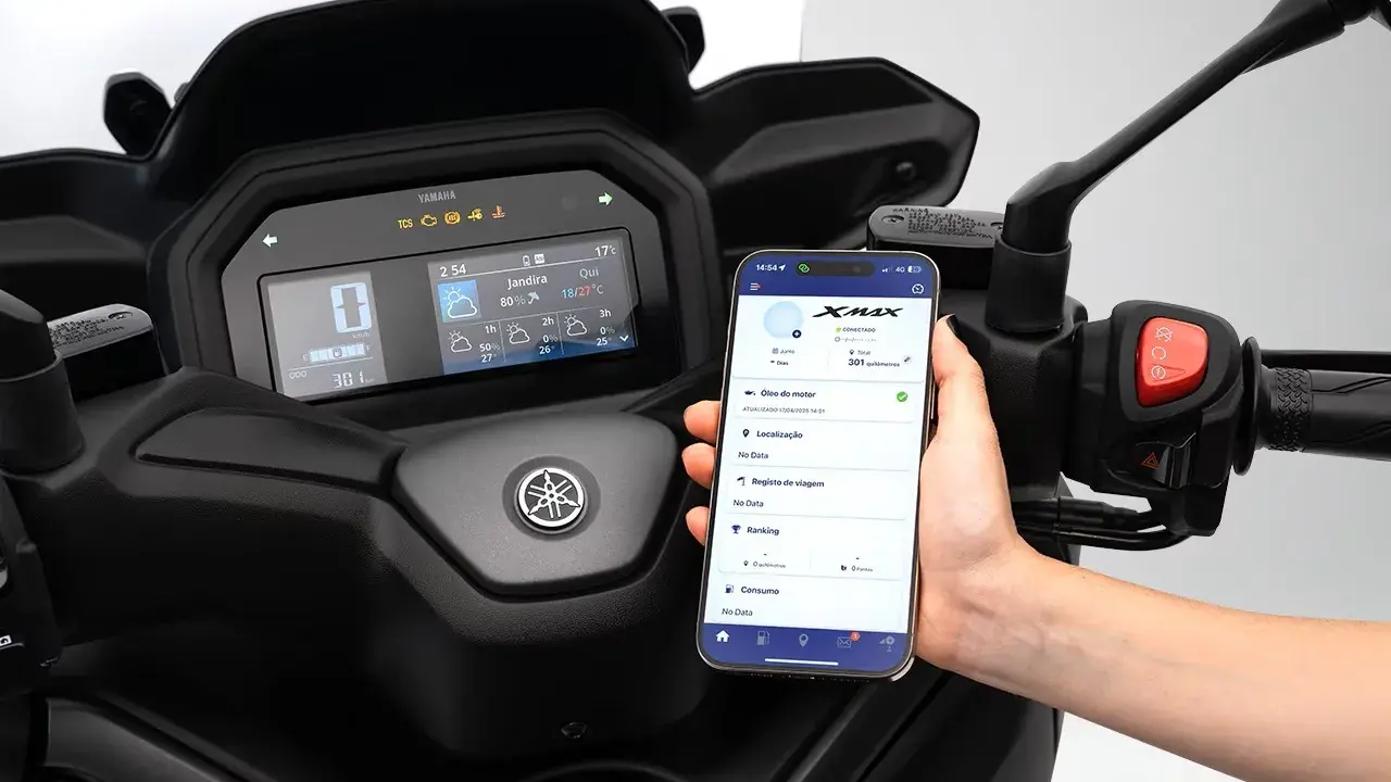 O painel do Yamaha XMax 300 tem duas telas e conexão Bluetooth