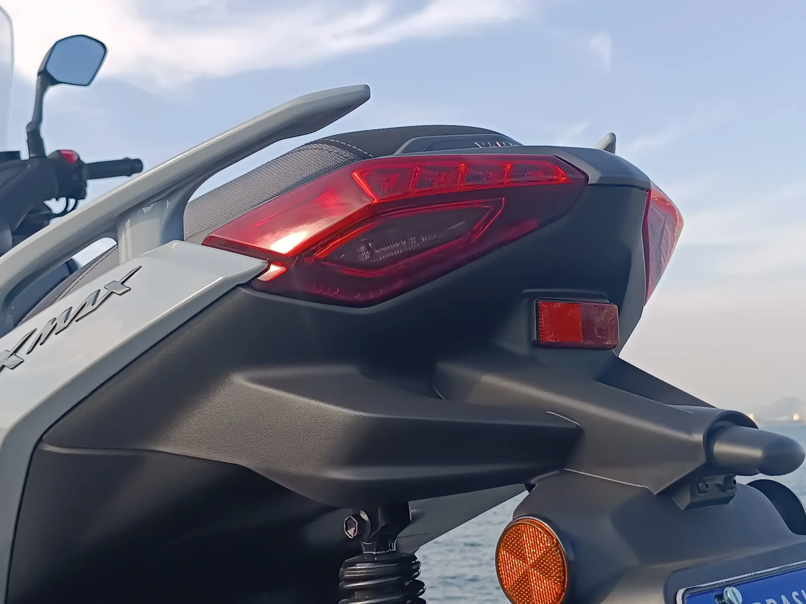 As lanternas do Yamaha Xmax 300 Connected são de LED