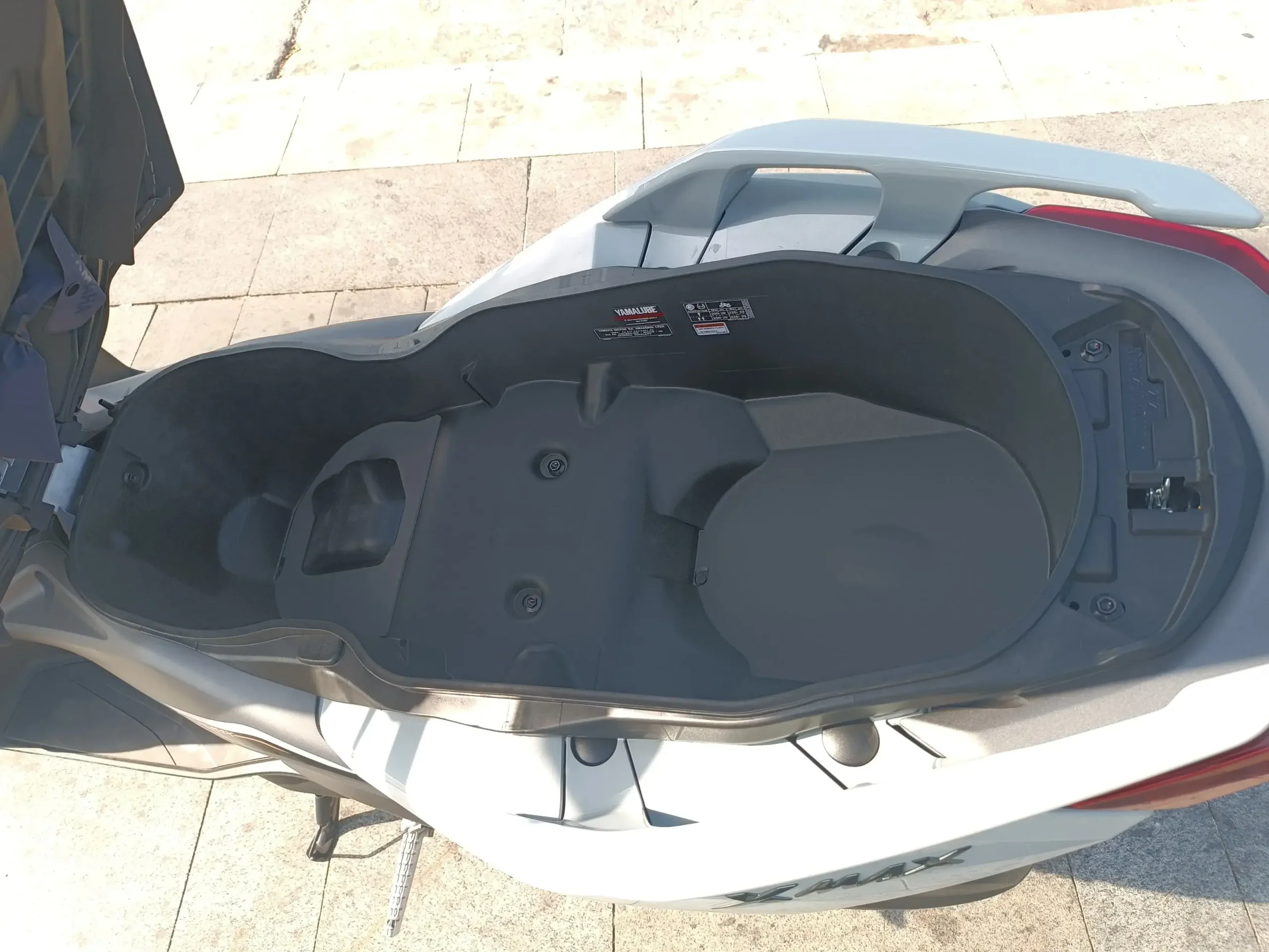 O Yamaha Xmax 300 Connected tem ótimo espaço sob o banco