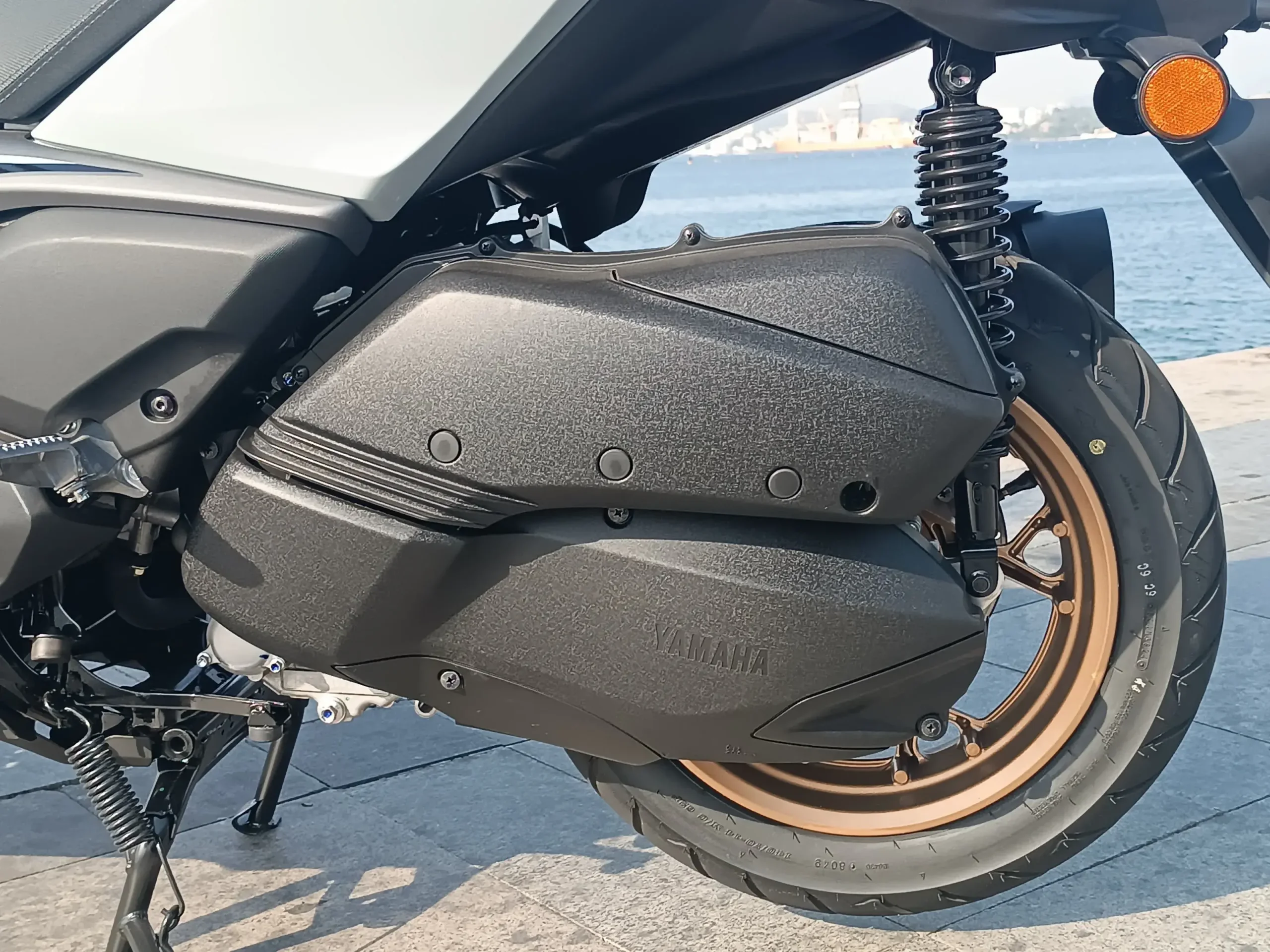 O motor do Yamaha Xmax 300 Connected entrega 27,9 cv de potência
