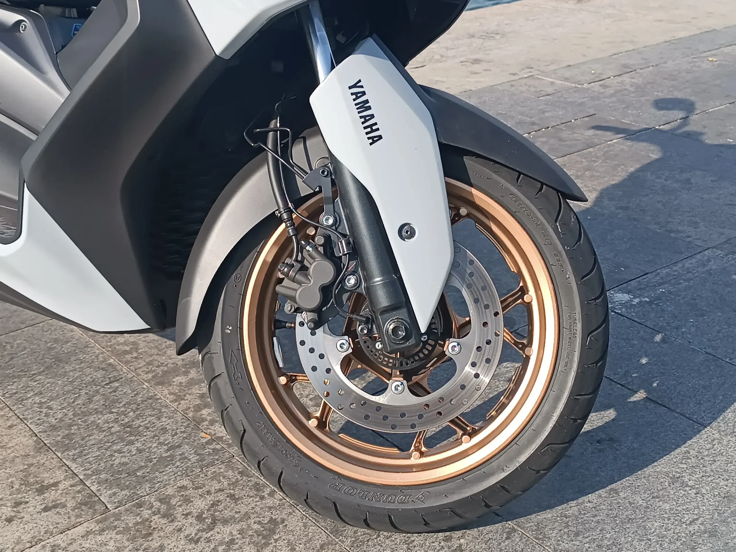 Os freios do Yamaha Xmax 300 Connected são muito eficientes
