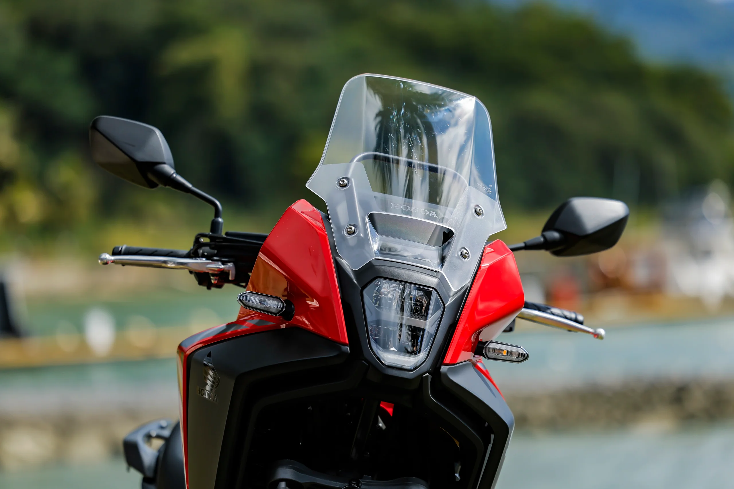 Honda NX 500 tem para-brisa alto e carenagem larga e aerodinâmica