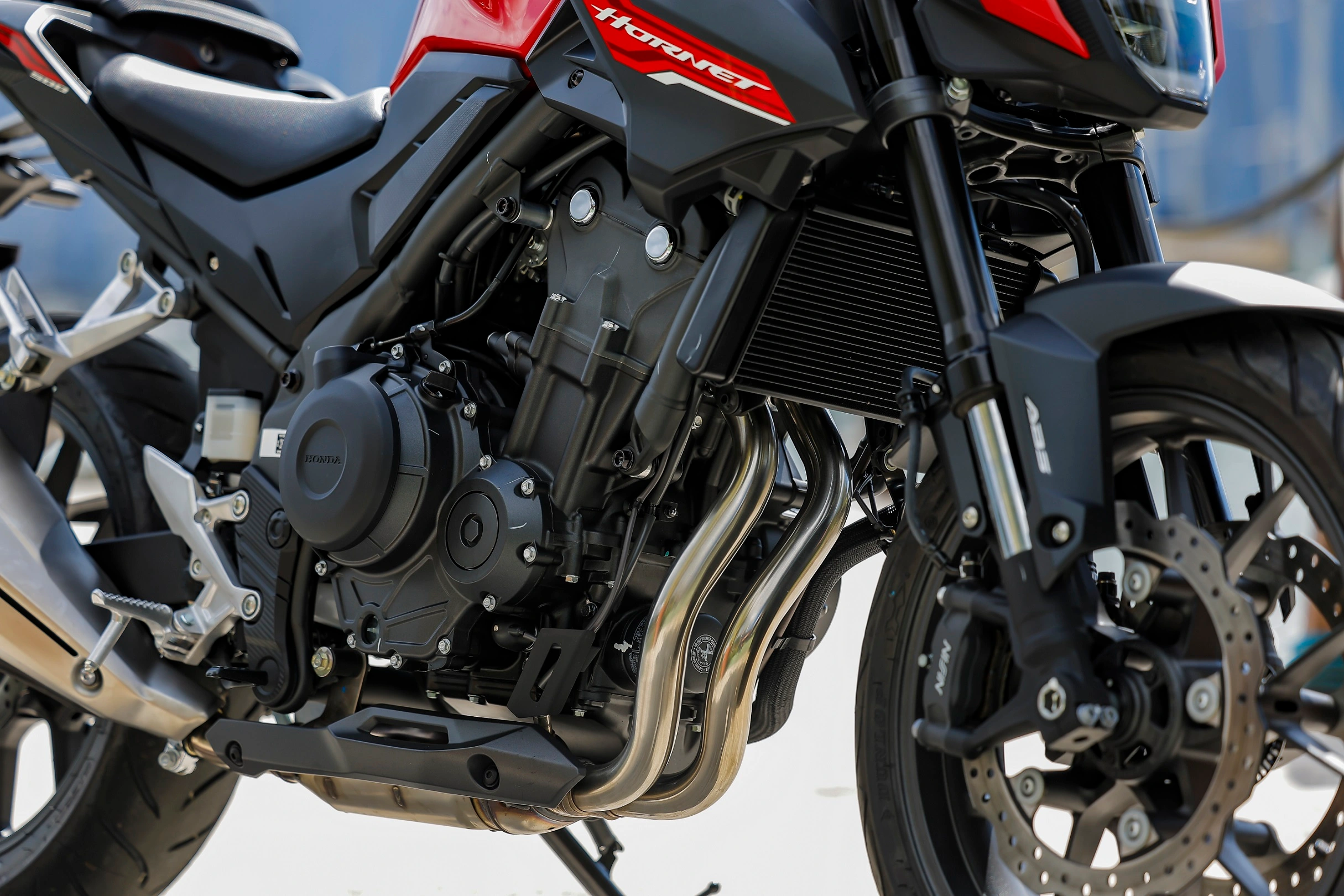O motor da Hornet 500 e da NX 500 é o mesmo bicilíndrico com refrigeração líquida