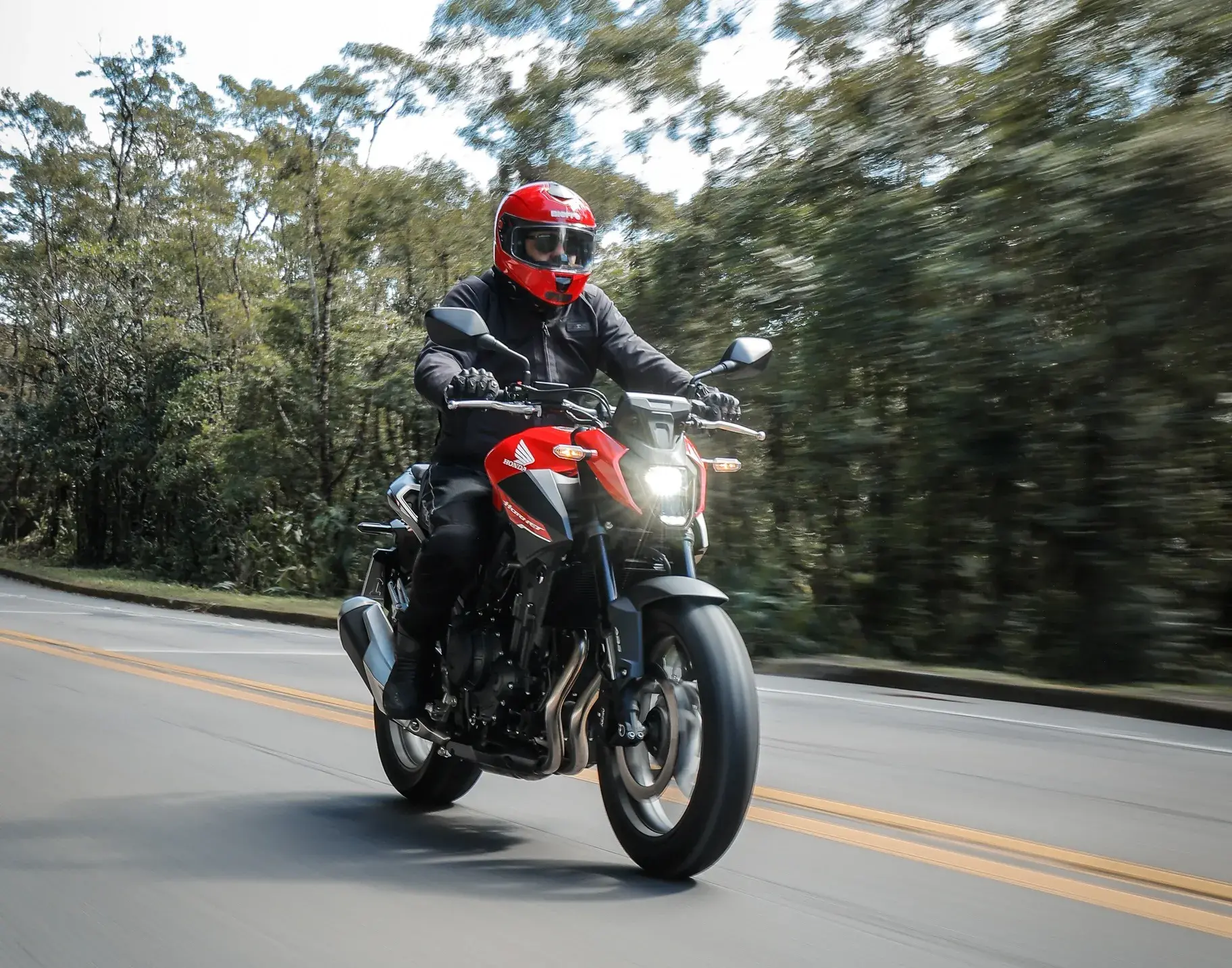 A pilotagem da Honda Hornet 500 é divertida e segura